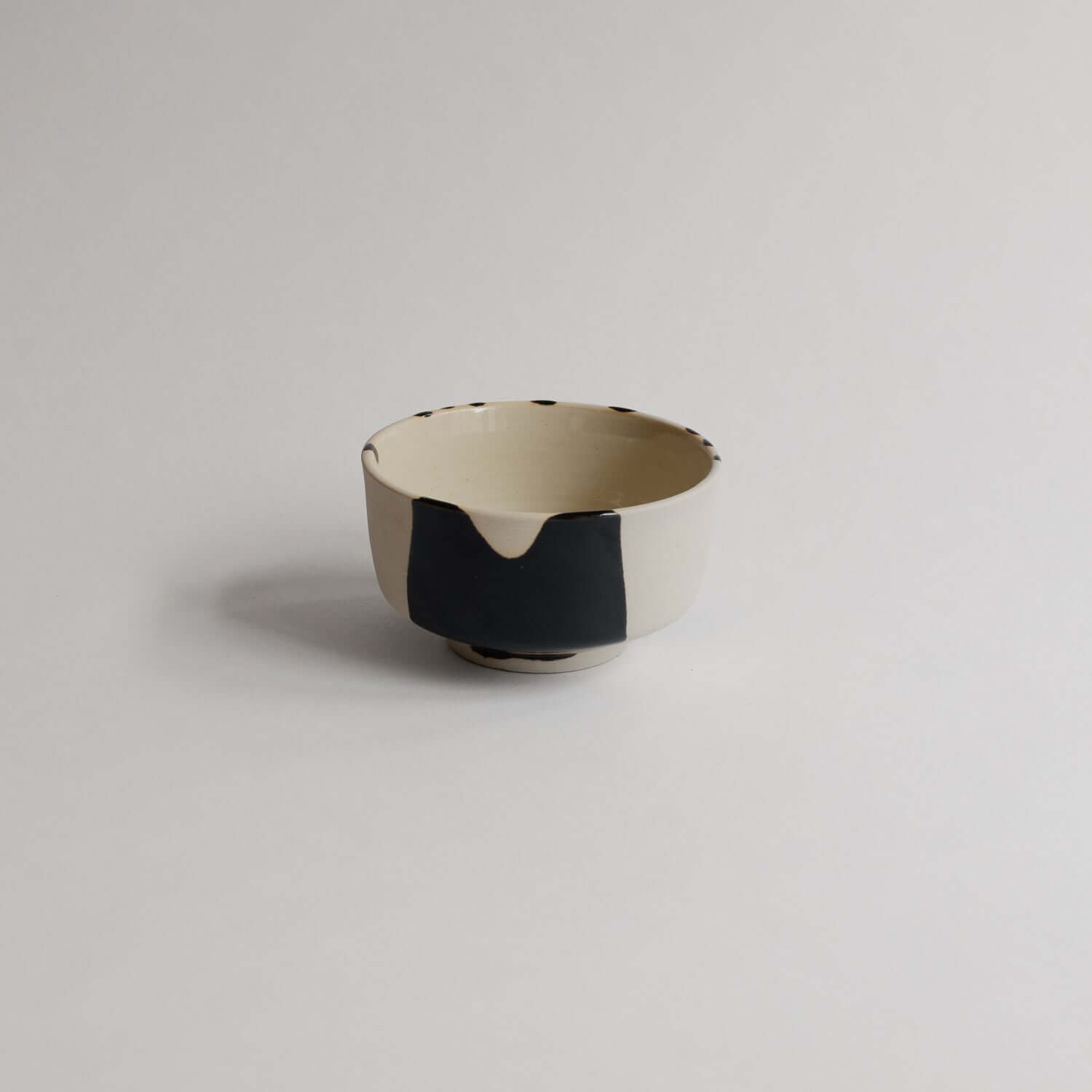Elevate your tea ritual with the unique Matcha Bowl Otis. Handmade grey stoneware with food-safe glazes. Perfect for matcha lovers. von viola beuscher ceramics