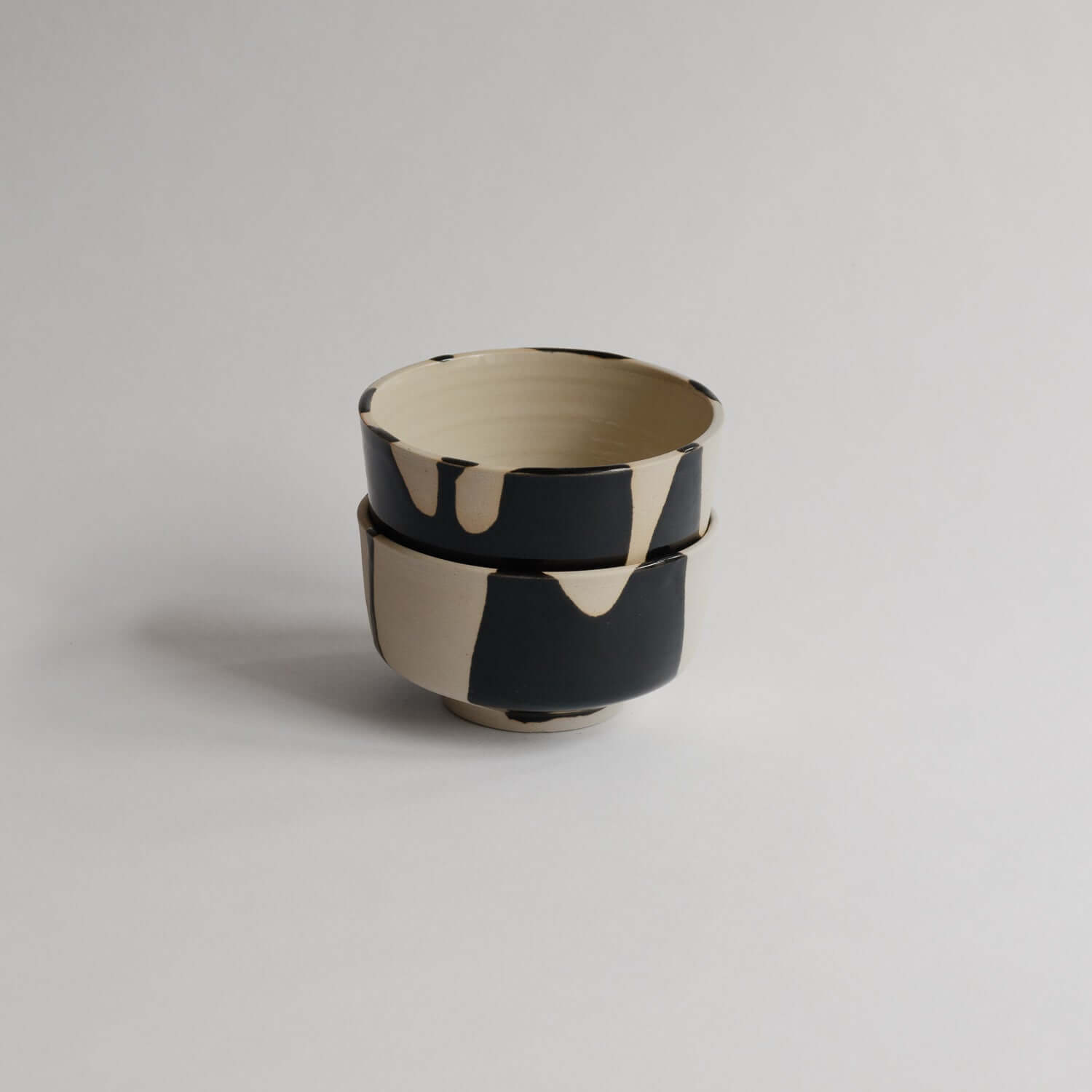 Elevate your tea ritual with the unique Matcha Bowl Otis. Handmade grey stoneware with food-safe glazes. Perfect for matcha lovers. von viola beuscher ceramics