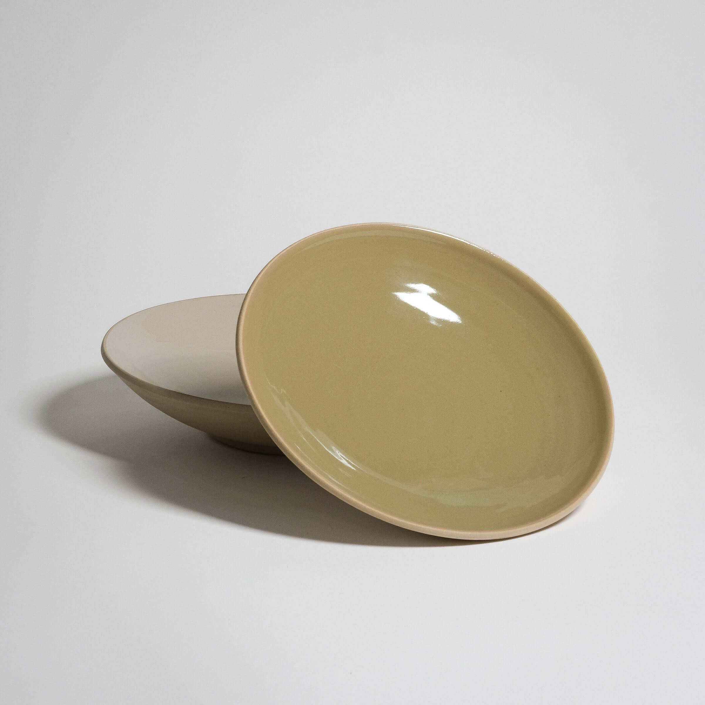 A Dinner Plate with a bit more round belly, so it's more a Bowl. One is on the table and one is leaning on the other one