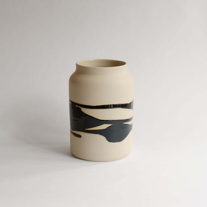 Discover the unique Big Vase Otis, classic VBC design with a sleek mix of glossy glazes. Perfectly sized at 21.5 cm tall for any interior. Shop now! von viola beuscher ceramics
