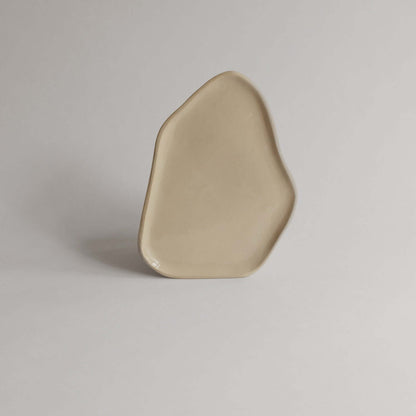 Discover the charm of our Creme Handbuilding Tray. Unique, lovingly handcrafted grey stoneware with food-safe glaze. Perfectly sized at 18.5 cm for your home. von viola beuscher ceramics