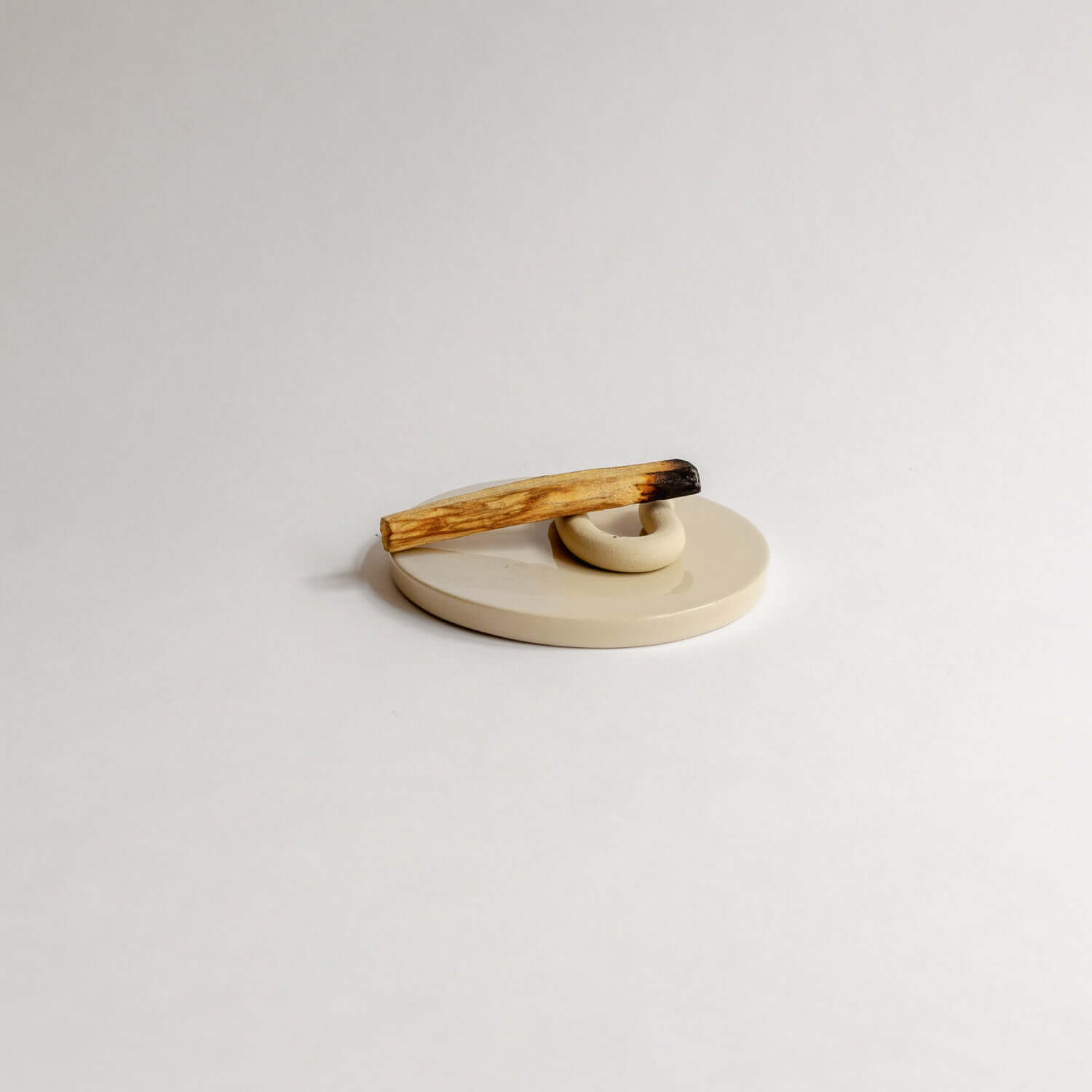Elevate mindfulness with a handmade Palo Santo set including a stoneware dish, 3 sticks, and a unique holder. Perfect for serene spaces. von viola beuscher ceramics