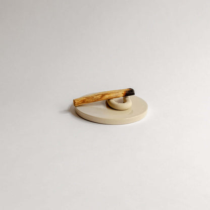 Elevate mindfulness with a handmade Palo Santo set including a stoneware dish, 3 sticks, and a unique holder. Perfect for serene spaces. von viola beuscher ceramics