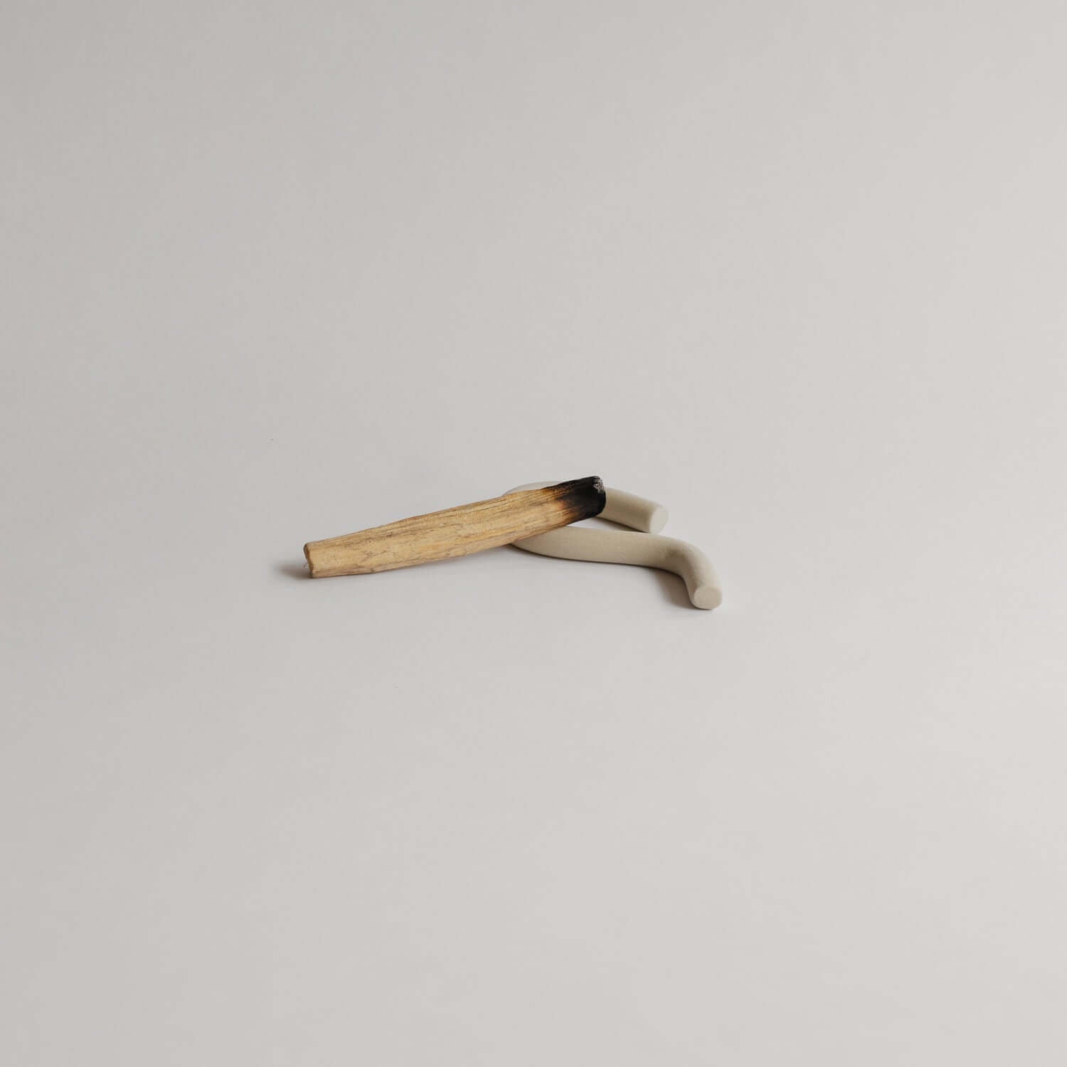 Elevate mindfulness with a handmade Palo Santo set including a stoneware dish, 3 sticks, and a unique holder. Perfect for serene spaces. von viola beuscher ceramics