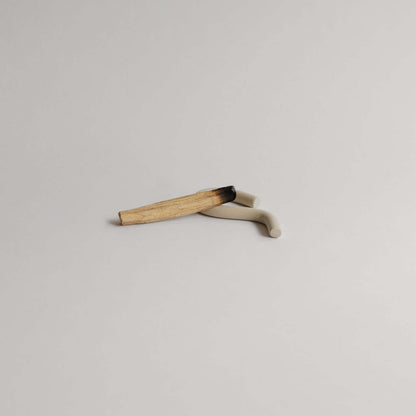 Elevate mindfulness with a handmade Palo Santo set including a stoneware dish, 3 sticks, and a unique holder. Perfect for serene spaces. von viola beuscher ceramics