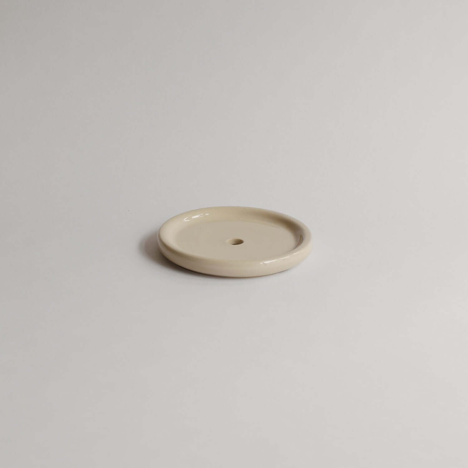Discover the unique 'Le Botaniste' soap set. Handmade in a glossy orange glaze and paired with a handmade soap. Perfect for gifting or for yourself. von viola beuscher ceramics