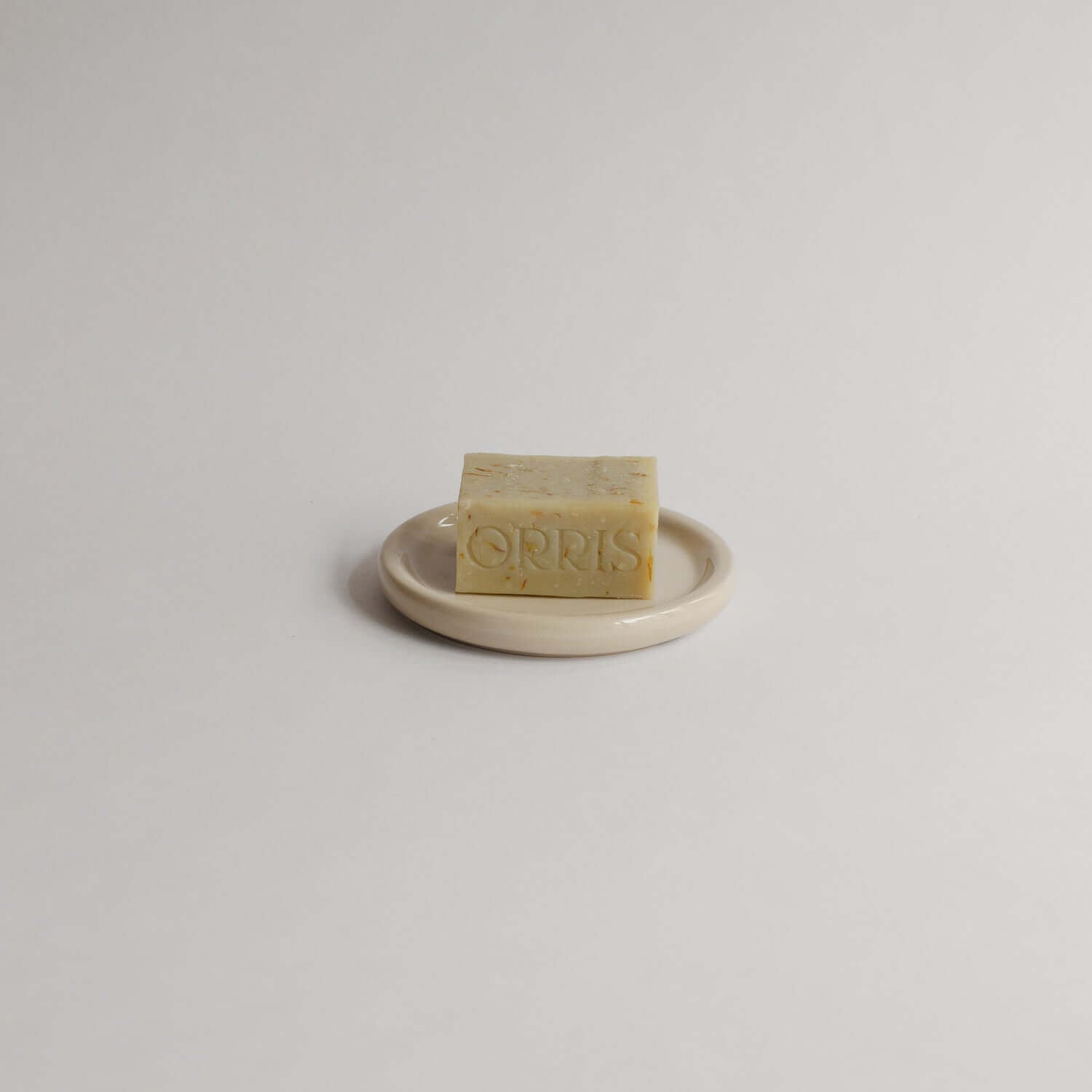 Discover the unique 'Le Botaniste' soap set. Handmade in a glossy orange glaze and paired with a handmade soap. Perfect for gifting or for yourself. von viola beuscher ceramics