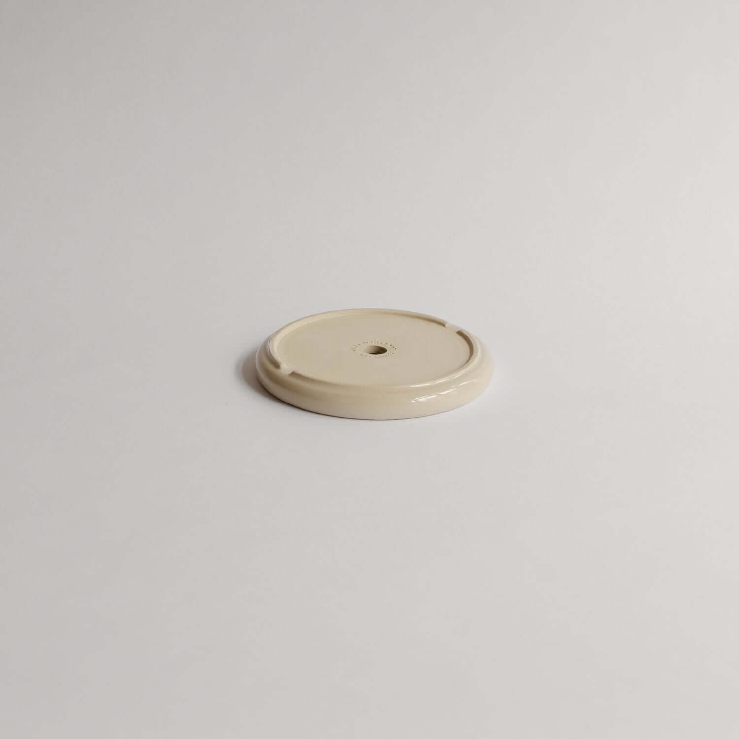 Discover the unique 'Le Botaniste' soap set. Handmade in a glossy orange glaze and paired with a handmade soap. Perfect for gifting or for yourself. von viola beuscher ceramics