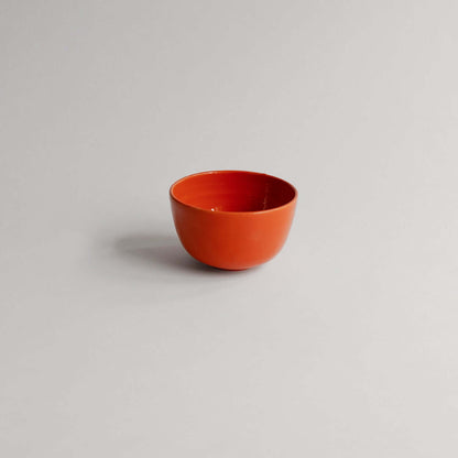 Shop the Nomi Pepe Coffee Cup, a VBC classic. 170 ml of handmade charm with unique glossy black brush strokes. Each piece is one-of-a-kind! von viola beuscher ceramics