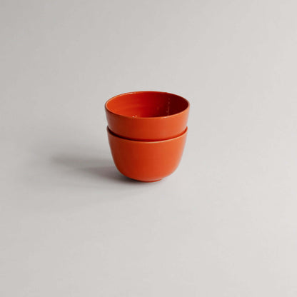 Shop the Nomi Pepe Coffee Cup, a VBC classic. 170 ml of handmade charm with unique glossy black brush strokes. Each piece is one-of-a-kind! von viola beuscher ceramics