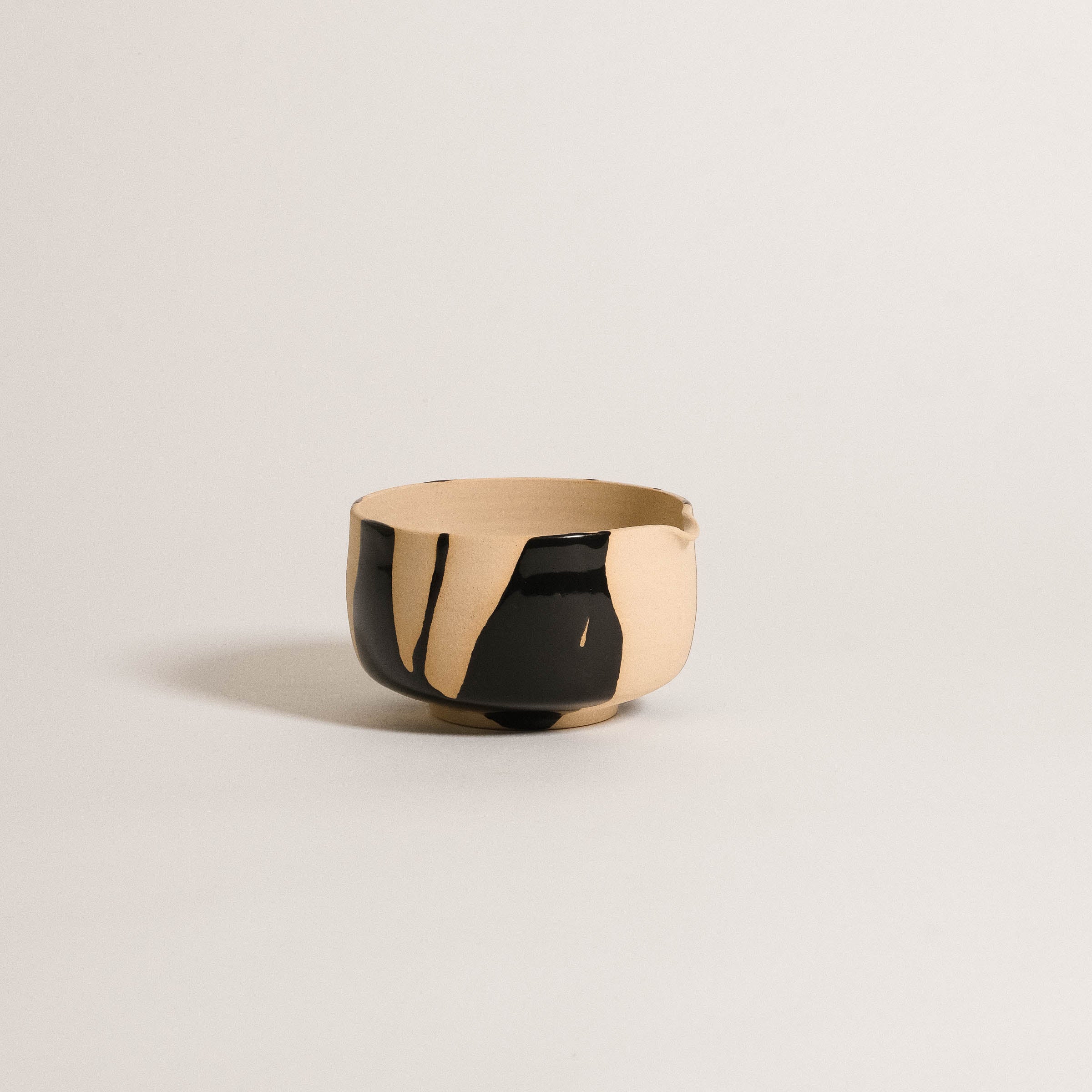 Matcha pouring bowl Otis made from grey stoneware with glossy black spout and handcrafted detail.